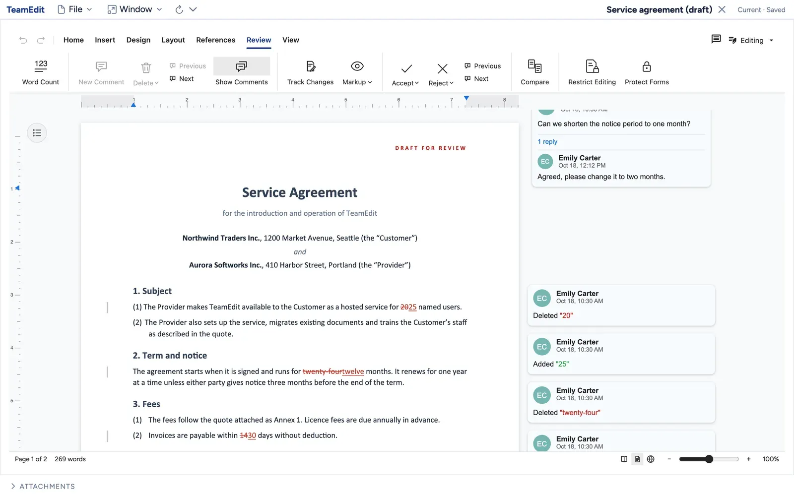 Il contratto in revisione: modifiche tracciate nel testo, accetta e rifiuta nella scheda Review, e accanto alla pagina i commenti con le loro risposte.